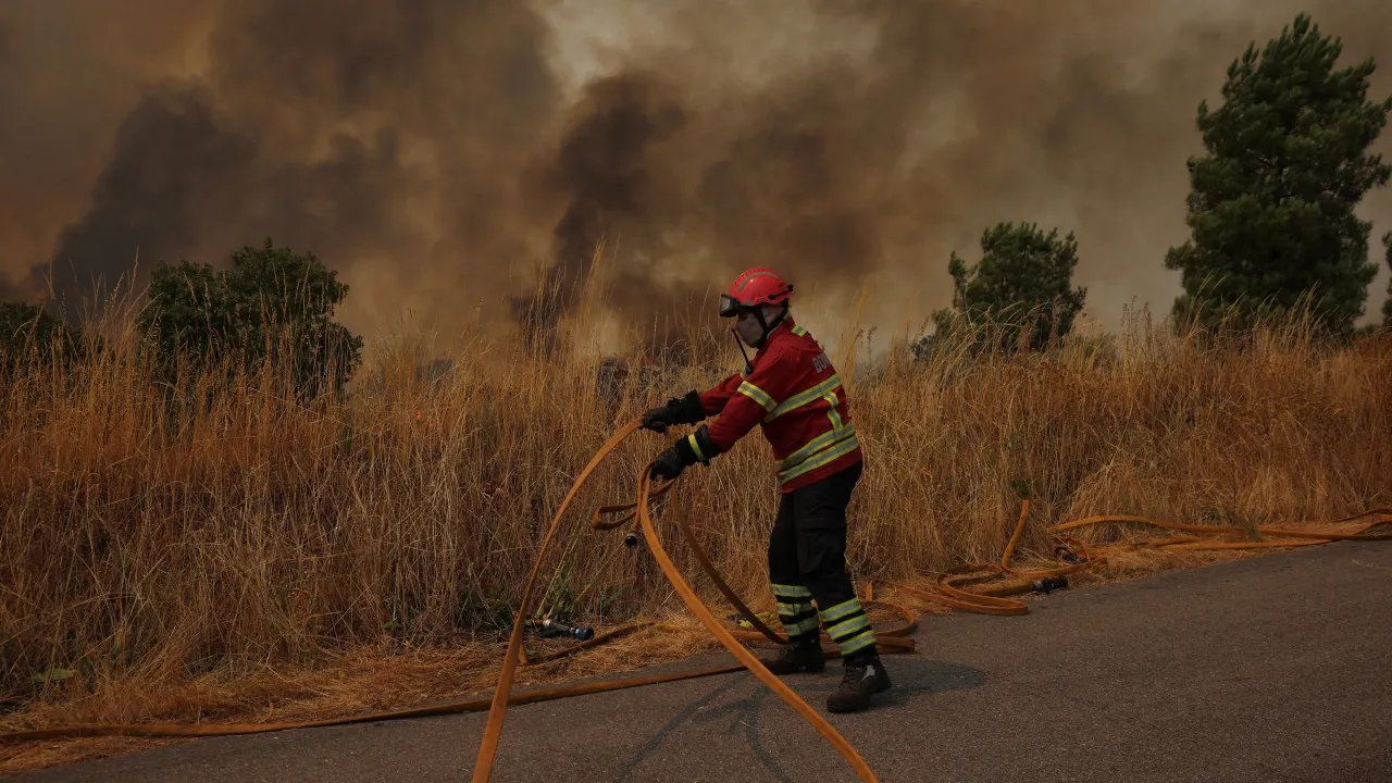 8 heures. Renforcement des moyens terrestres pour combattre les flammes à Alijó