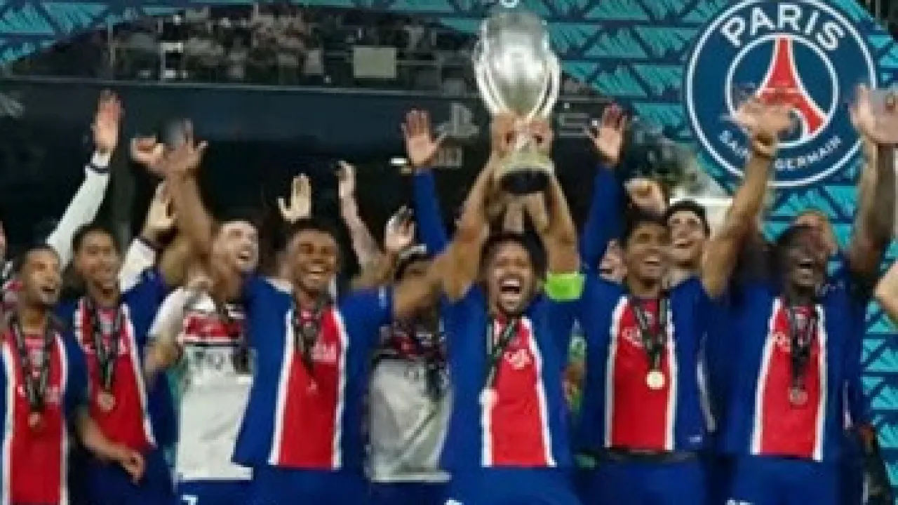 Le moment où le PSG célèbre la conquête de la Super Coupe d'Europe