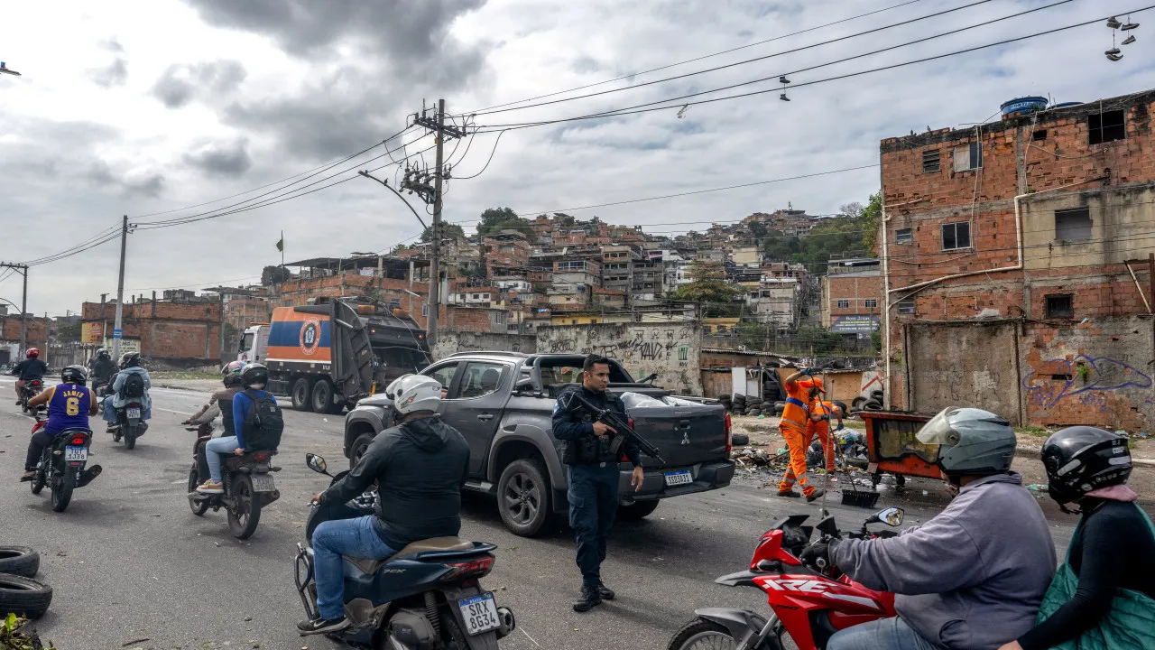 Buses used as barricades to stop operation in Brazil against Red Command