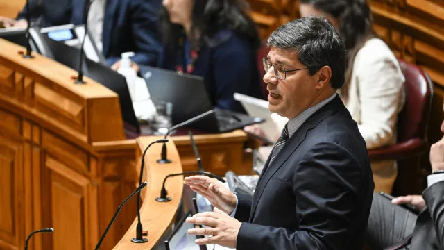 PS dice a Fernando Alexandre que ya no debería ser ministro de Educación