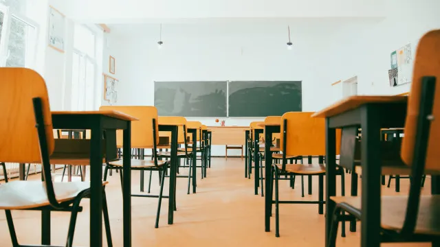 Secondary education completion rate is lower in Lisbon, Setúbal and Algarve