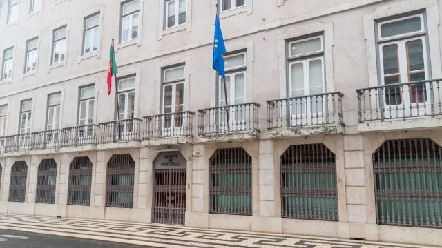 Central banks have difficulties in the process of renewing or changing headquarters