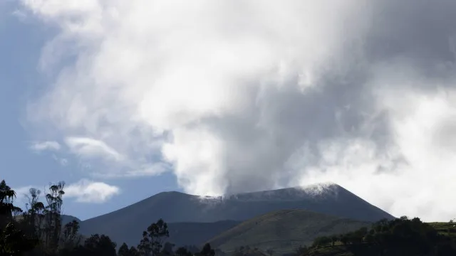 Colombia rises alert level on volcano Puracé for orange