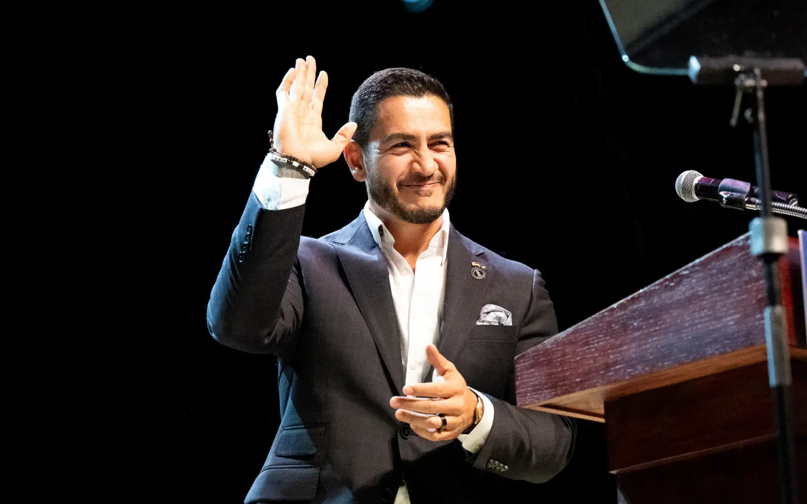 السيد، الناقد الصريح لإسرائيل، يهدف إلى حشد التقدميين والتركيز على القضايا الاقتصادية للفوز بولاية المعركة