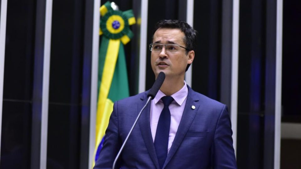 Dallagnol presents to the Court documents with tax data of Zanin, which triggers TRE