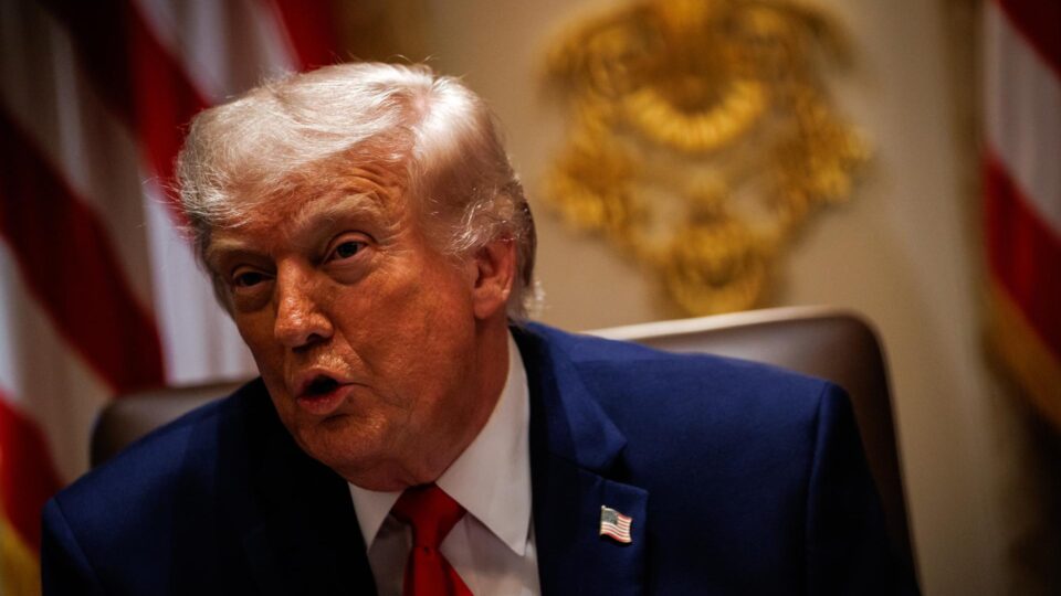 Manifestante llama a Trump "protector de pedófilo" durante el discurso