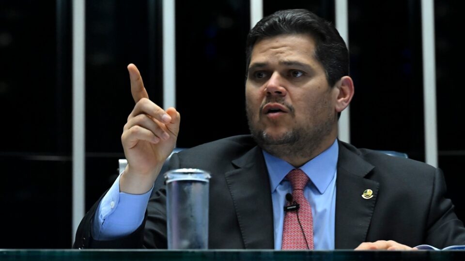 PT and Alcolumbre leader exchange charges for 6×1 scale processing