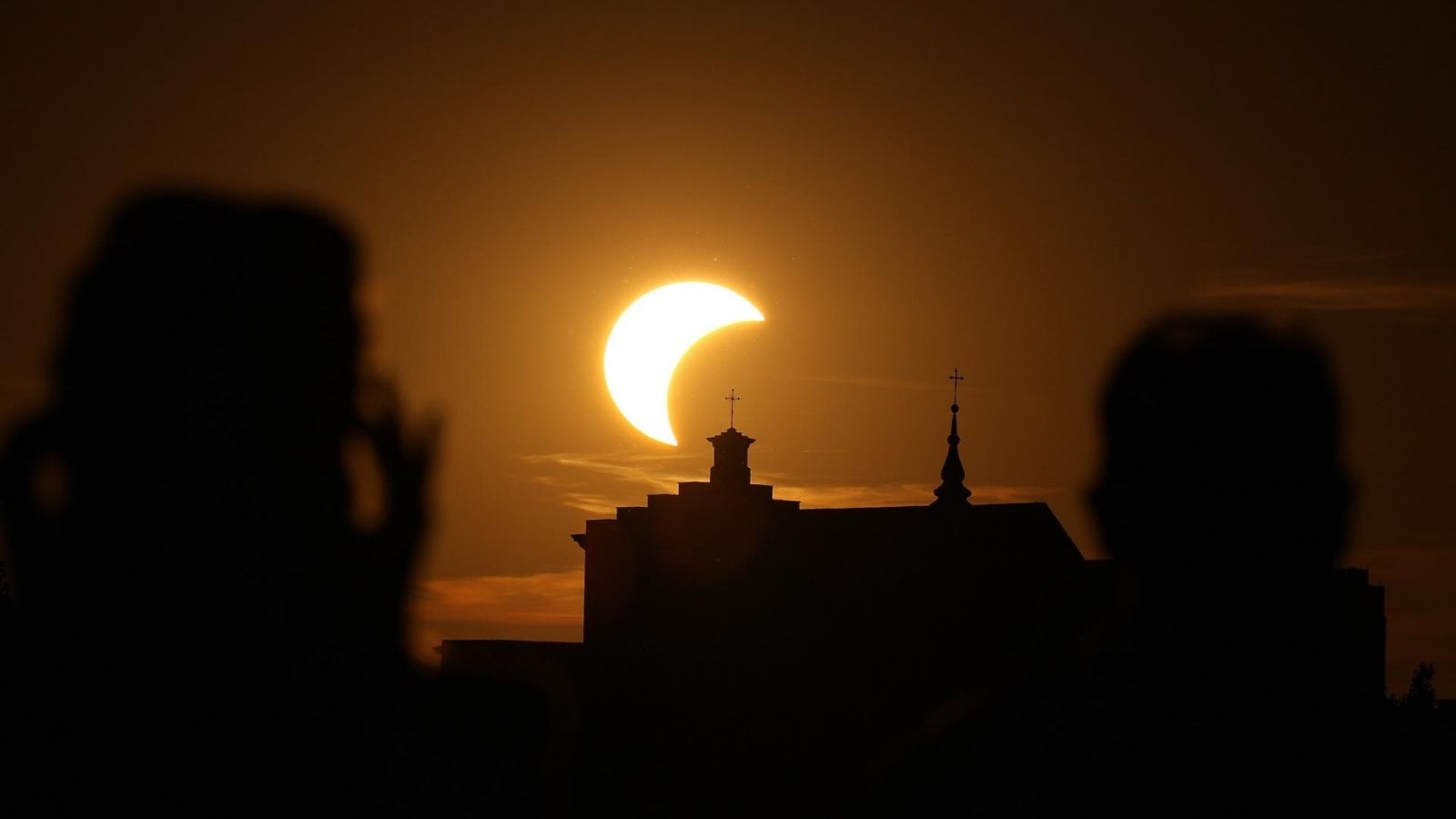 Total eclipse of the sun. The phenomenon seen from Portugal