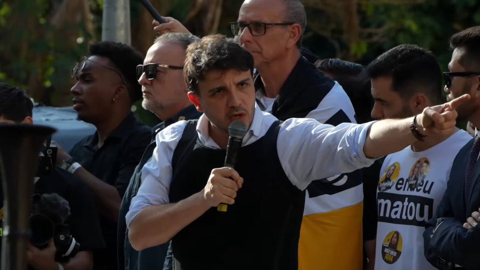 Renan Santos speaks with bulletproof vest in electoral act