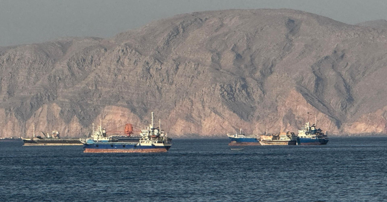 مرت اثنتا عشرة ناقلة وثماني سفن شحن عبر باب المندب يوم الاثنين، بينما دخلت خمس سفن الخليج الفارسي عبر هرمز