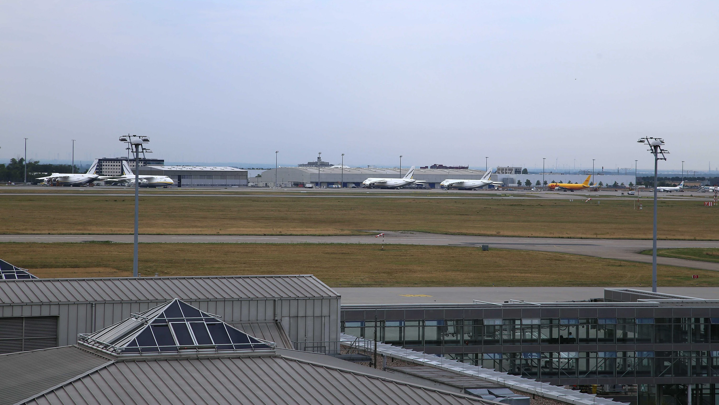 Vuelos desviados: incidente de drones en el aeropuerto de Leipzig – máquina colisiona con objeto volador