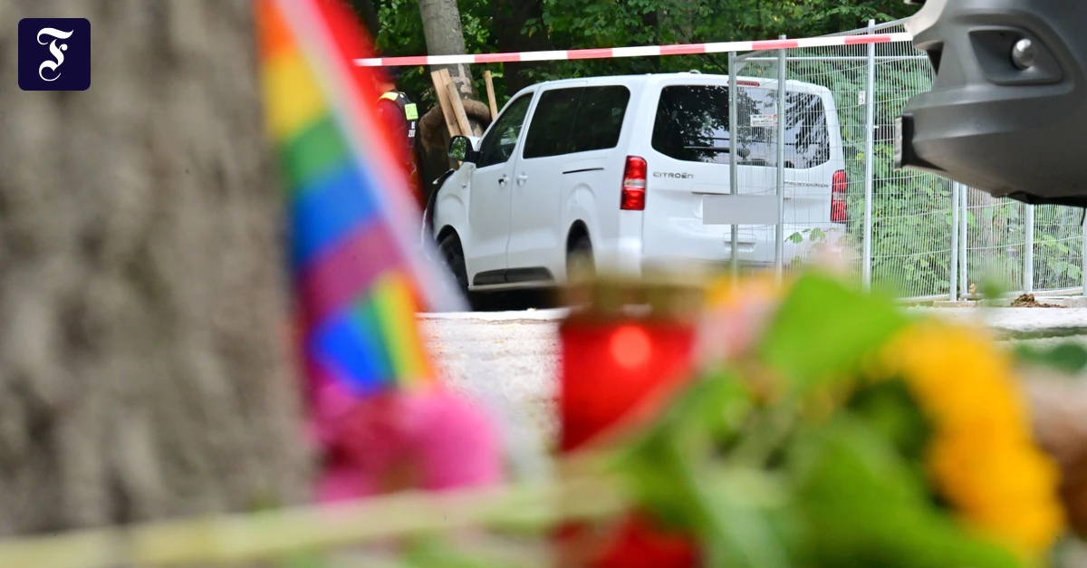 Una mujer muere, al menos 14 personas resultan heridas cuando un vehículo embiste a una multitud