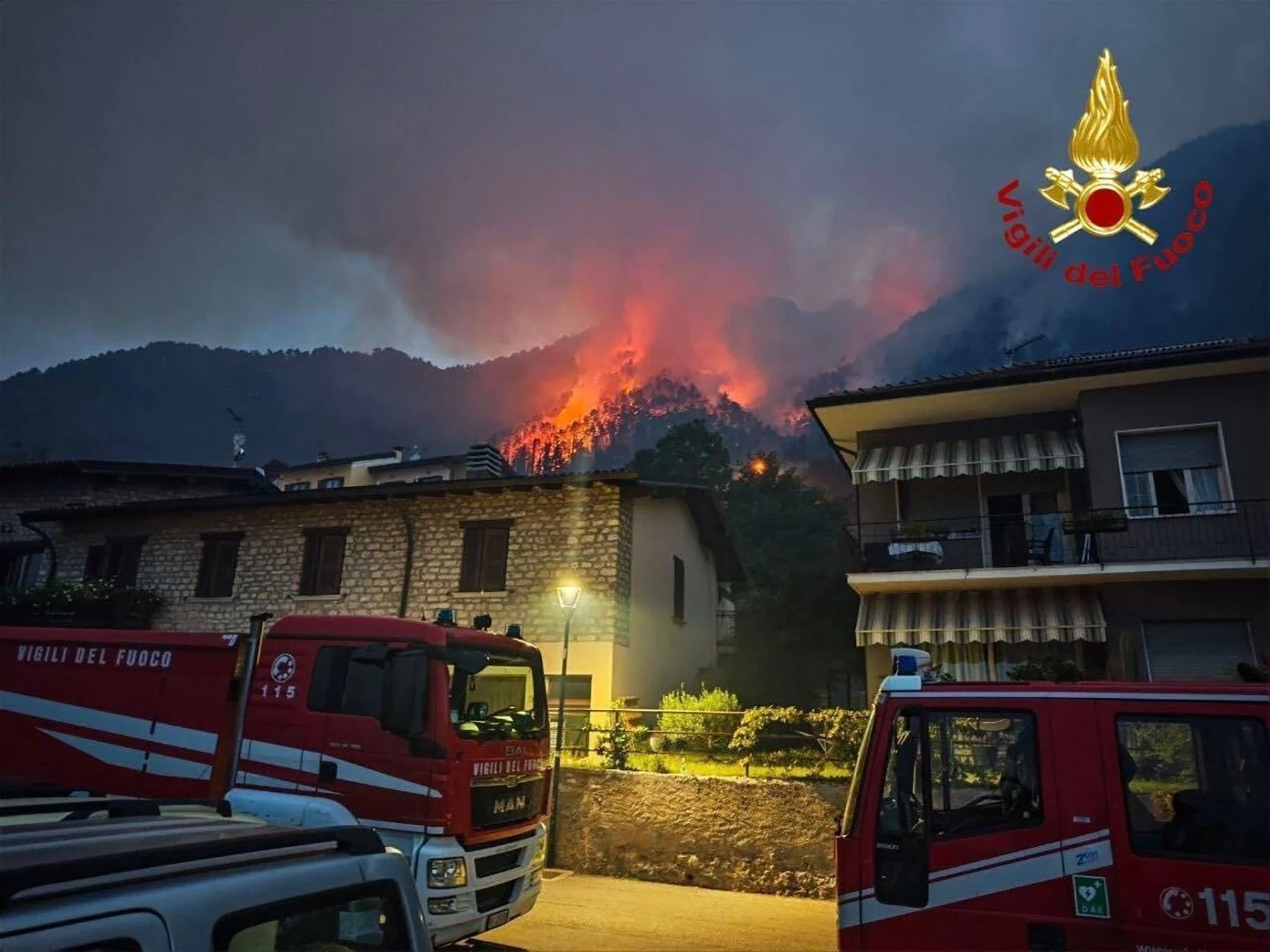 Italia: 200 personas en el lago Garda salen de hogares debido al incendio forestal