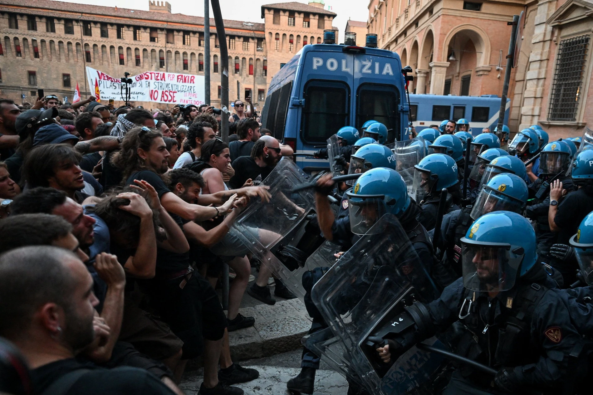 In Bologna and other cities, thousands demonstrated against police violence and the new security law