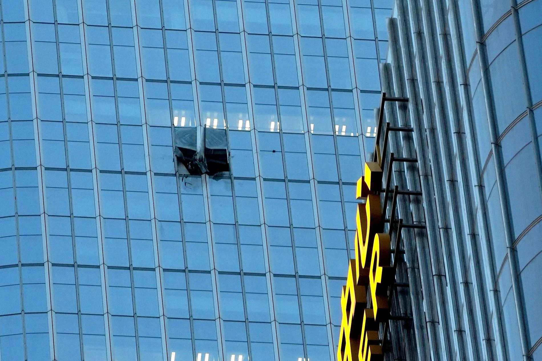 China: Small plane flies in Beijing's tallest building