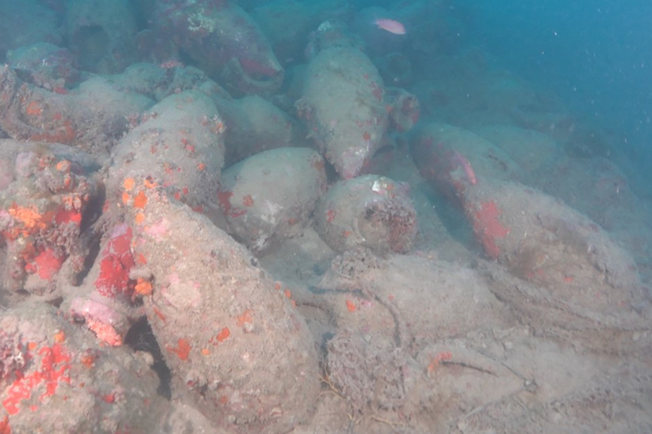 The 21-metre ship, filled with hundreds of amphora in good condition, was located by Italian divers
