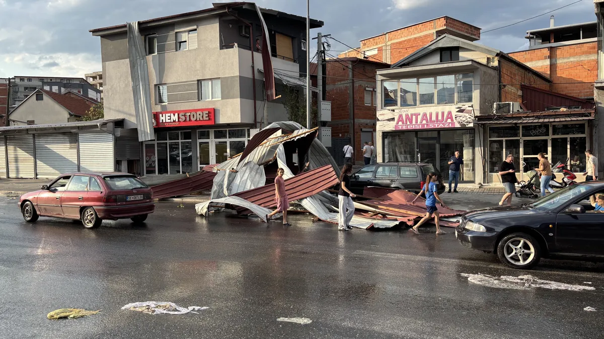 En la tormenta en Skopje resultaron heridas 15 personas, se causaron grandes daños