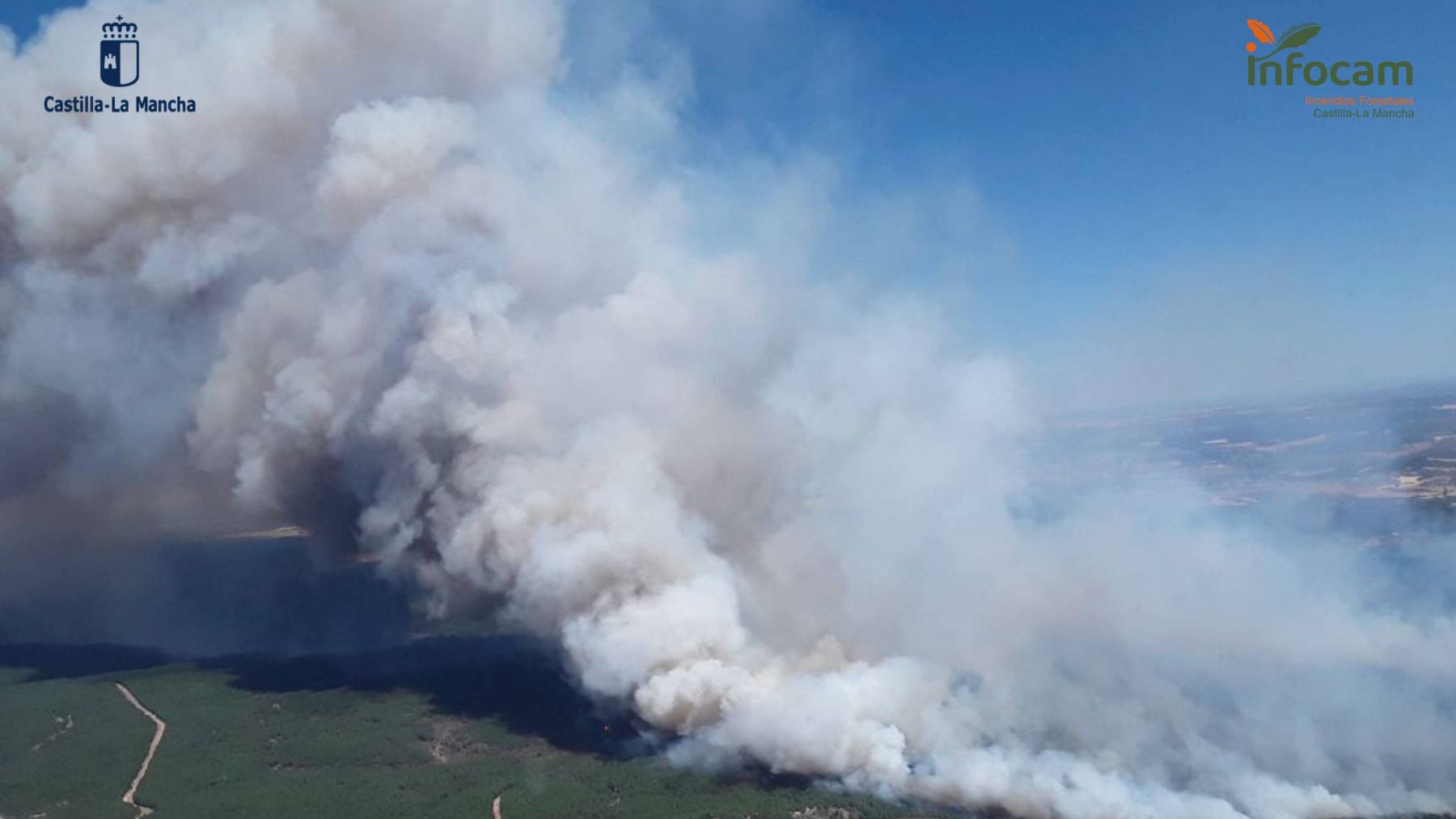The fire, declared in La Miella, advances to 30 meters per minute and has reached the beaks of the trees