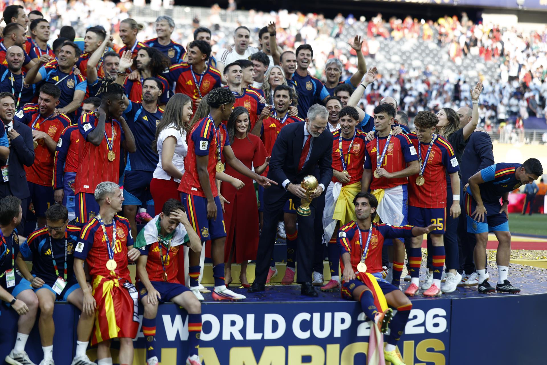 The Royal Family celebrates with the players the triumph of Spain in its second World Cup