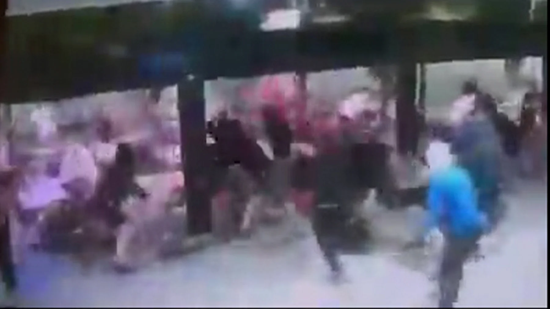 About twenty attacks leave several injured after setting fire to a flag on the establishment's terrace