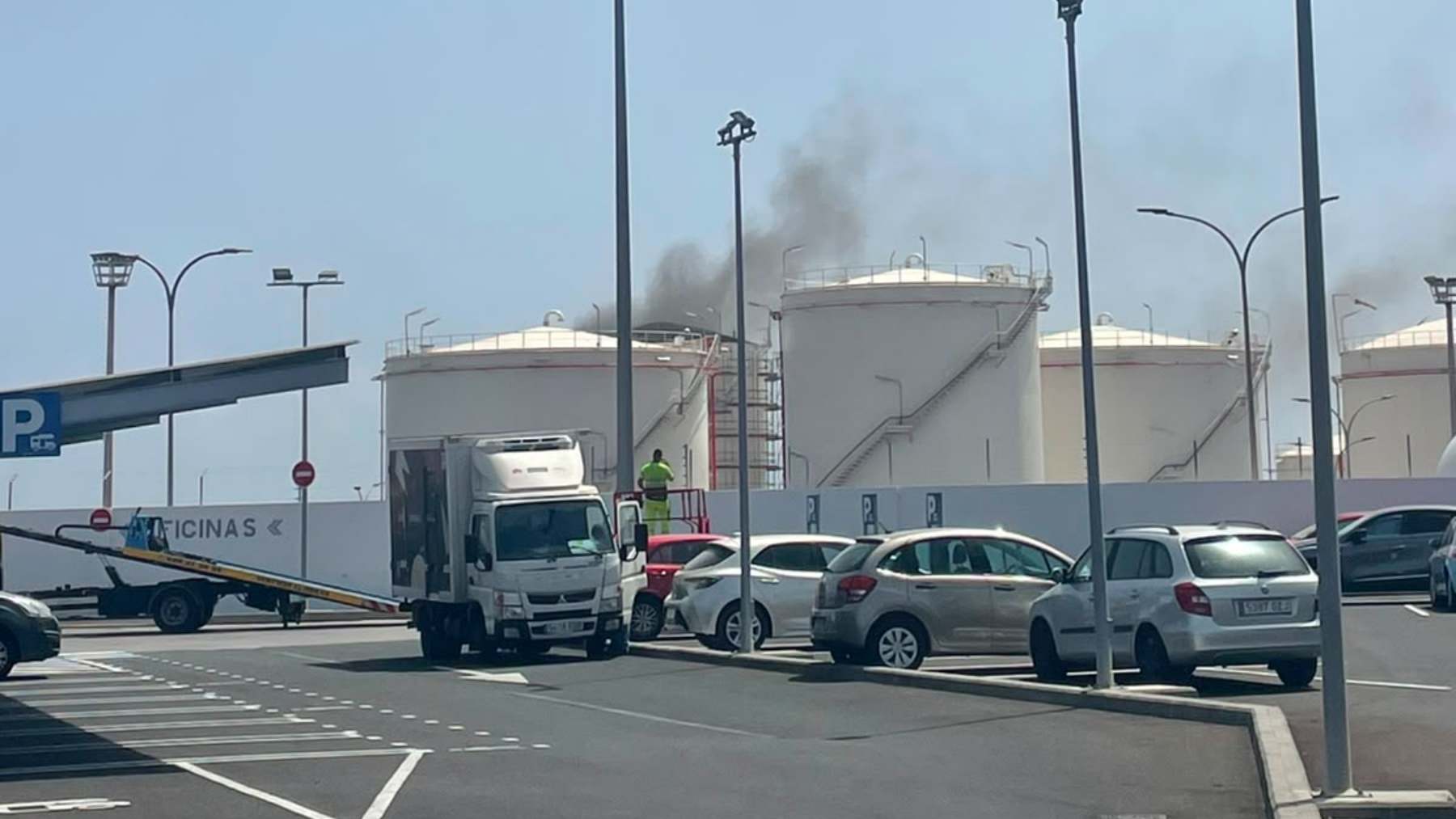 At least one dead and several injured following the explosion of a fuel tank in Gran Canaria