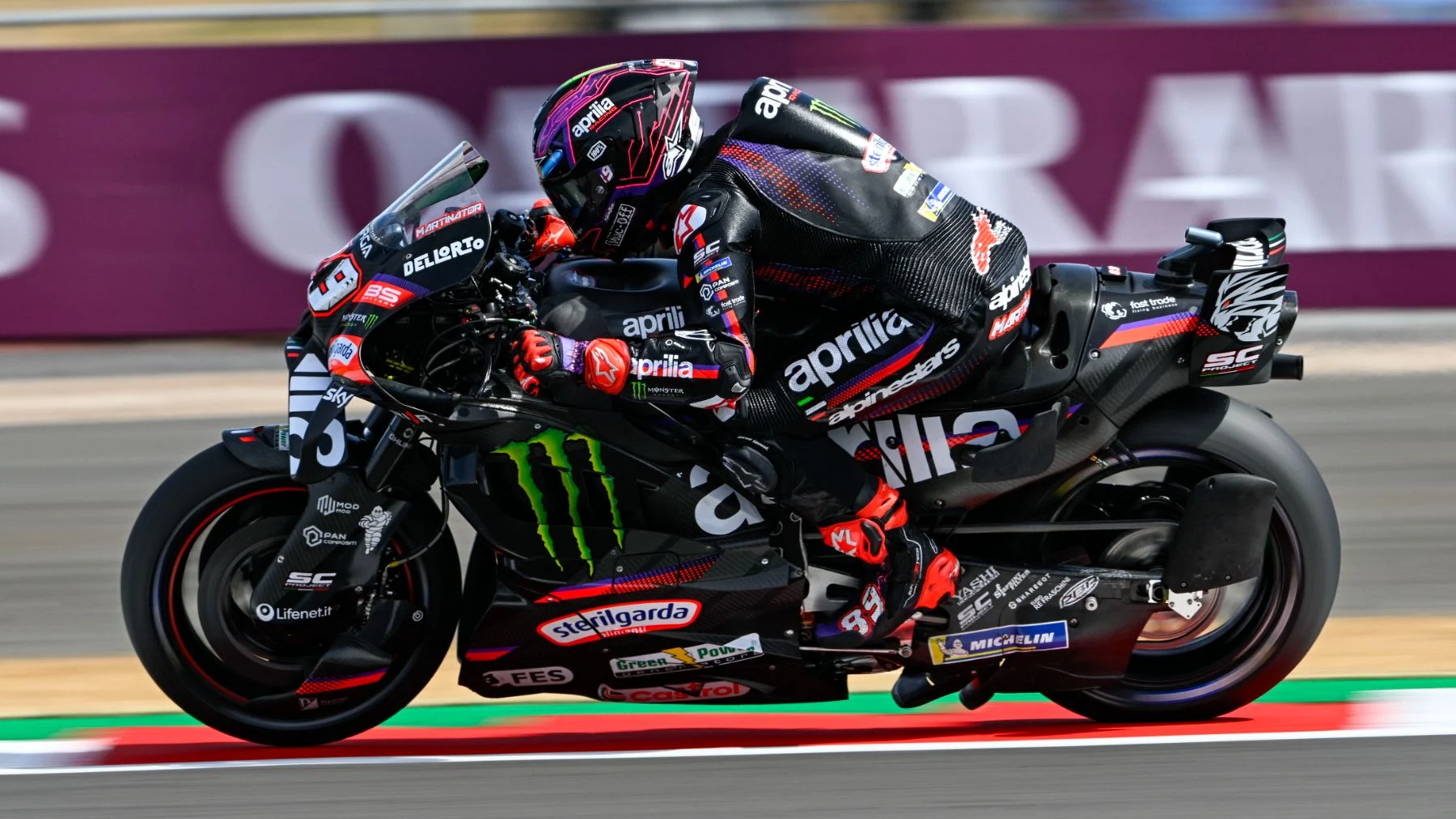 Aprilia rider domina desde el polo, con cinco jinetes separados por sólo 24 puntos después de once carreras
