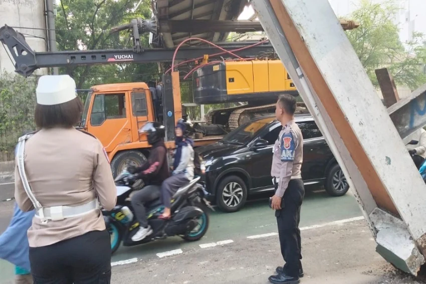 Tendean Pedestrian Bridge Nearly Collapses After Being Hit by Crane Transport Truck