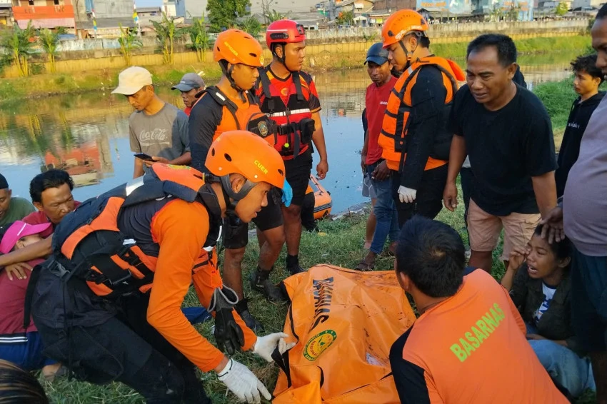 The body of TAK, 19, was found stuck and evacuated at 07.20 WIB by residents in Grogol Petamburan, West Jakarta