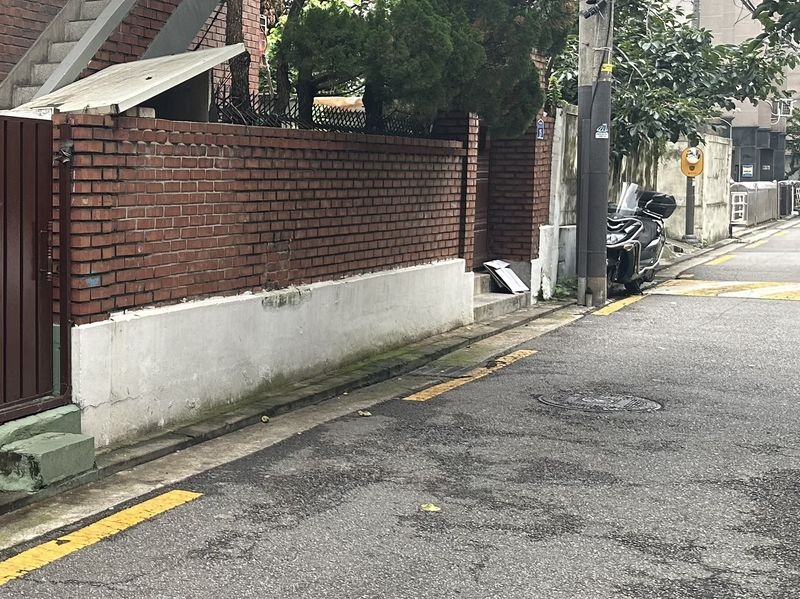 En Gangseo-gu, Seúl, residentes se apresuraron a ayudar a una estudiante de secundaria atacada con un arma, sometiendo al sospechoso adolescente