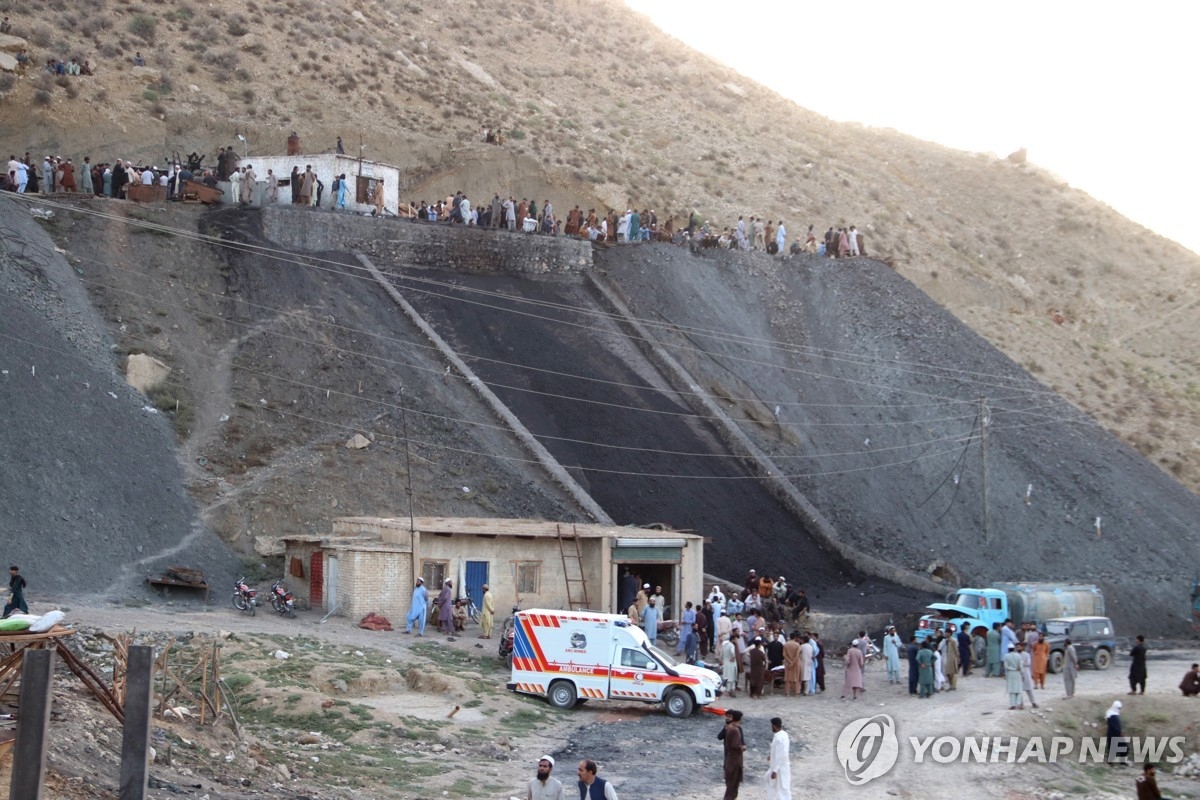 L'explosion s'est produite dans une mine de la province du Baloutchistan ; les autorités mènent des opérations de sauvetage à 1 200 mètres de profondeur.