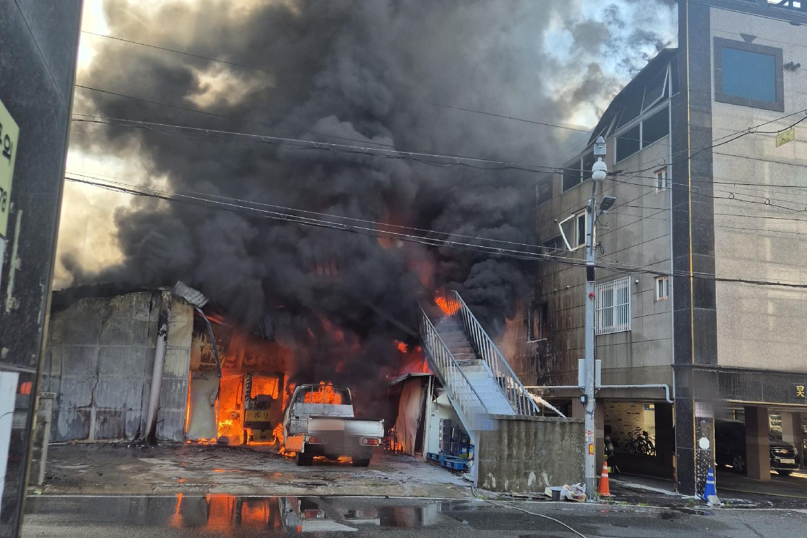 Un incendie dans un quartier densément peuplé s'est propagé aux villas et magasins voisins, provoquant des évacuations ; l'incendie a été maîtrisé en 40 minutes