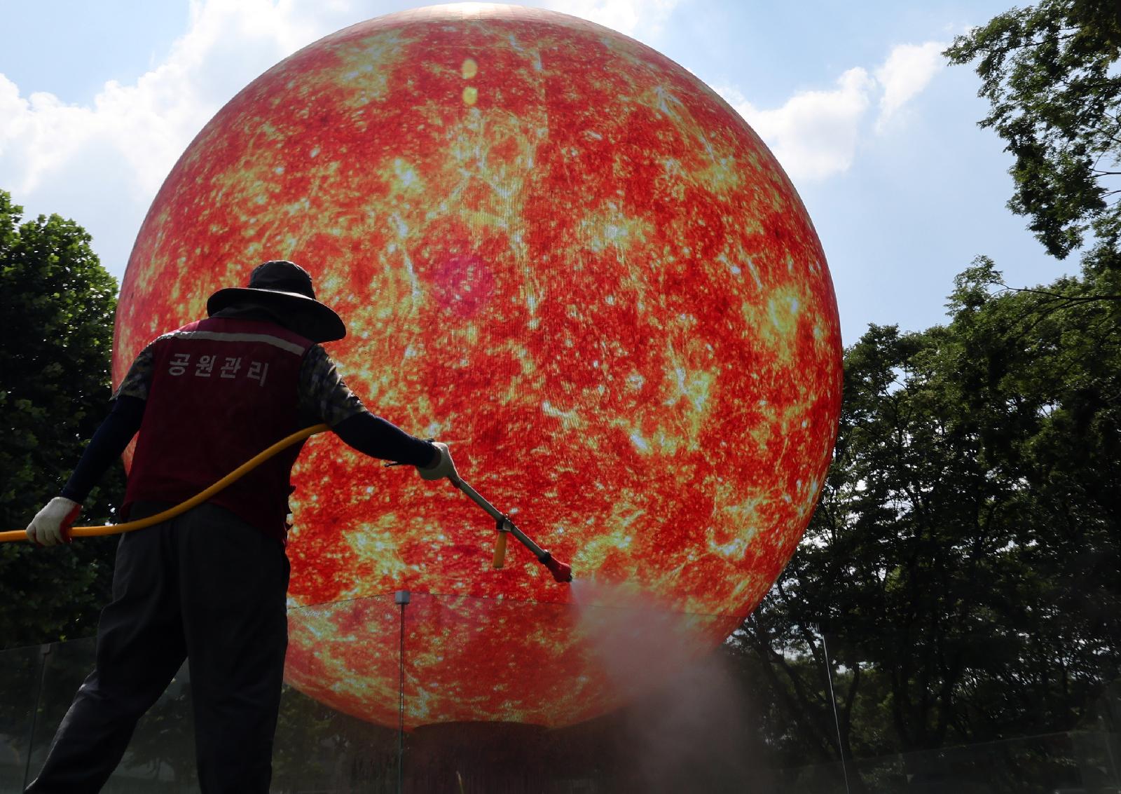 Capital and Jeolla regions hit 39°C as east winds fuel extreme heat, with one district seeing lows above 30°C