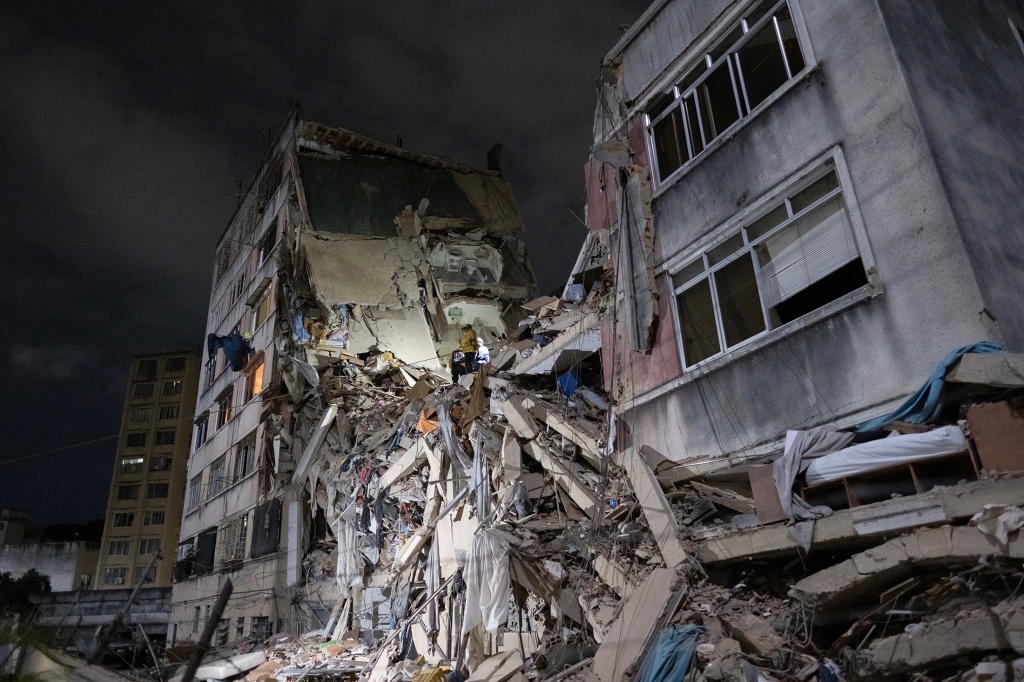 The number of victims of the earthquake in Venezuela rose to 235 people