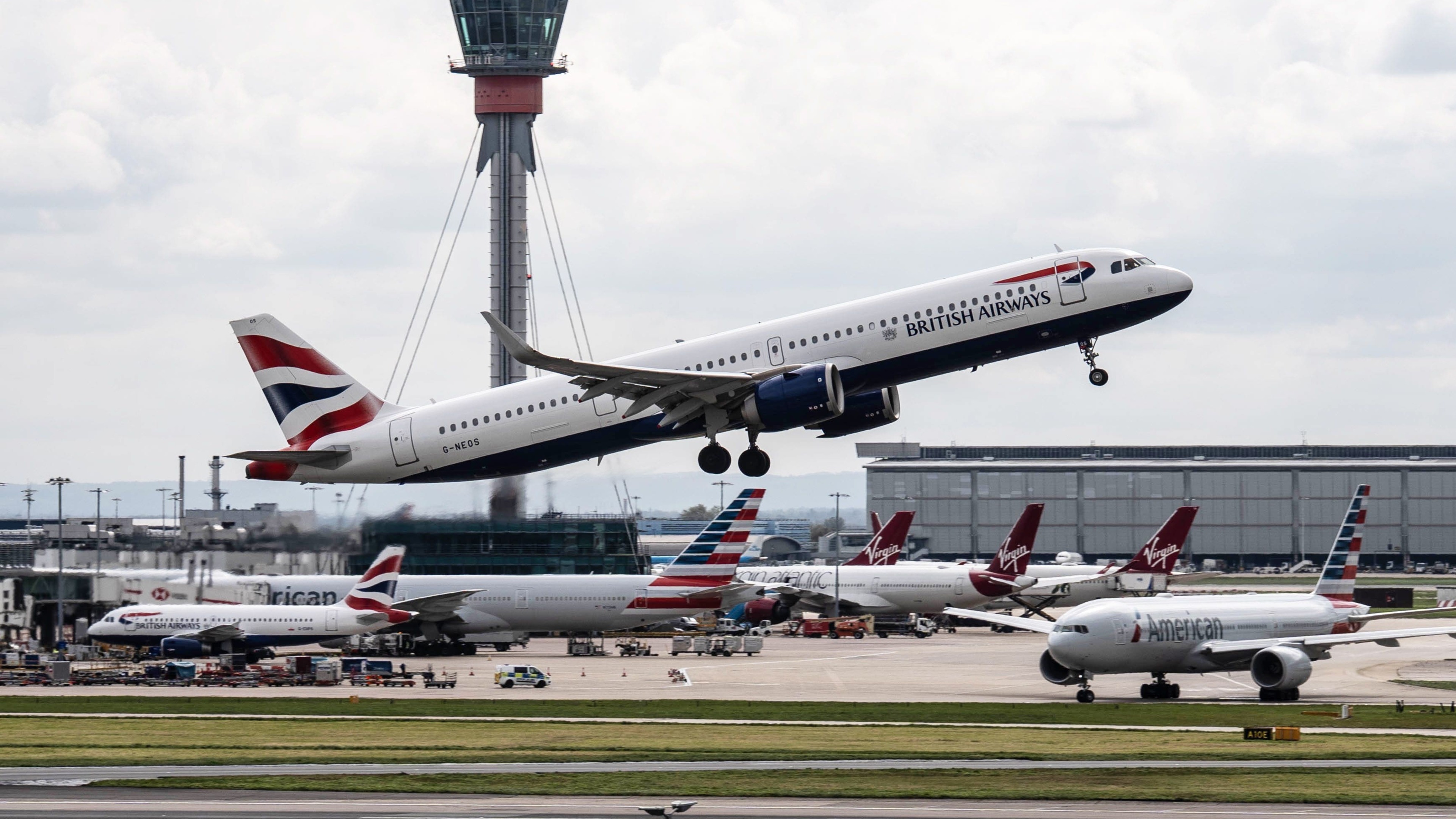 Las ganancias de la empresa matriz de BA IAG disminuyeron más de un tercio después del costo del combustible