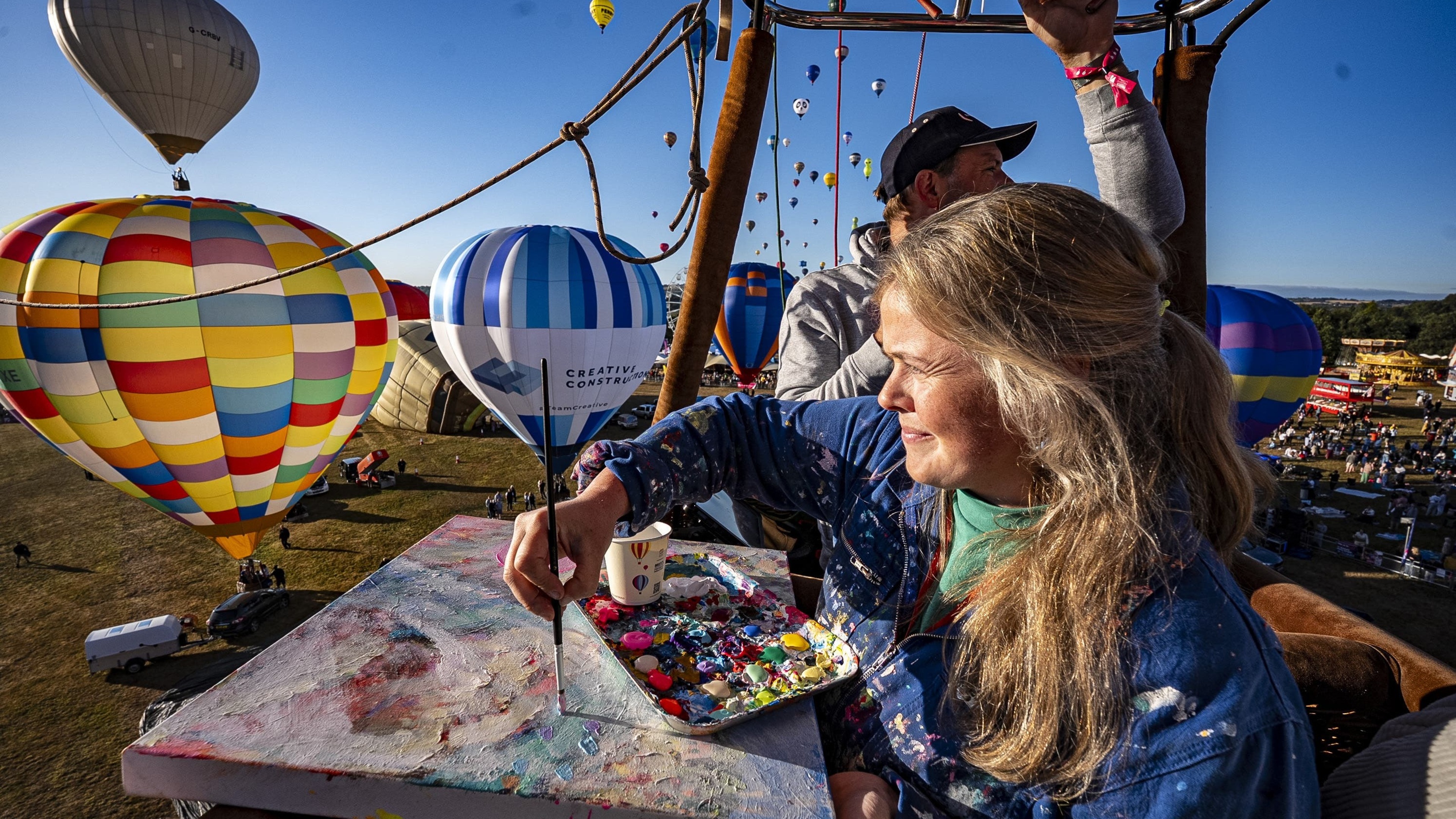 Artista británico lleva a los cielos para pintar desde la canasta de globo de aire caliente