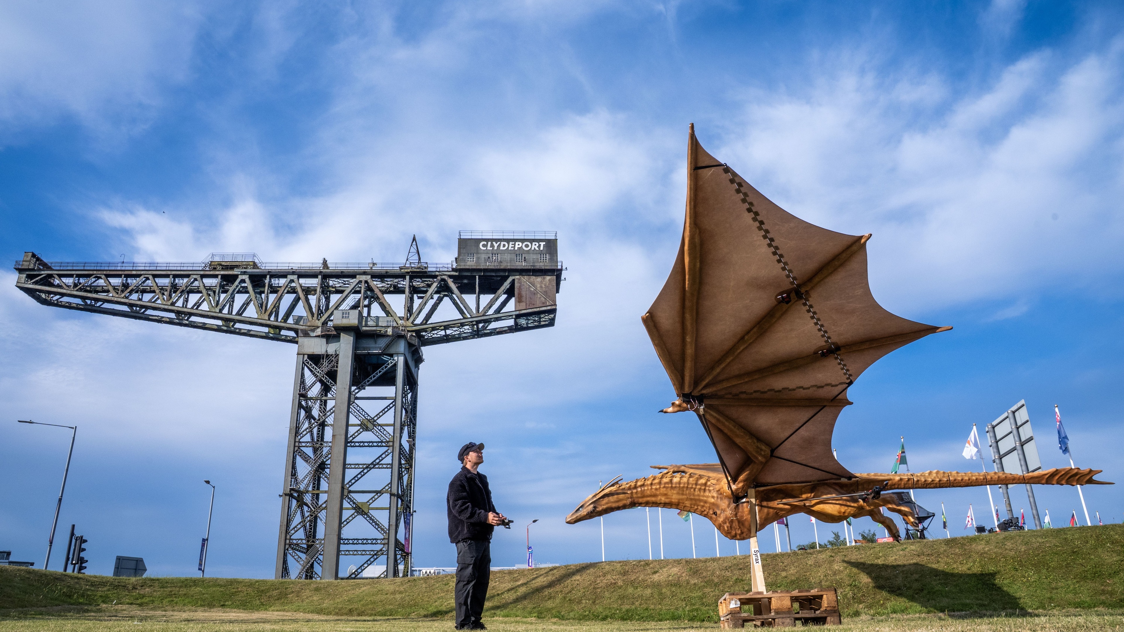 Game of Thrones dragon sillonne la ville pour célébrer l'ouverture des Jeux du Commonwealth
