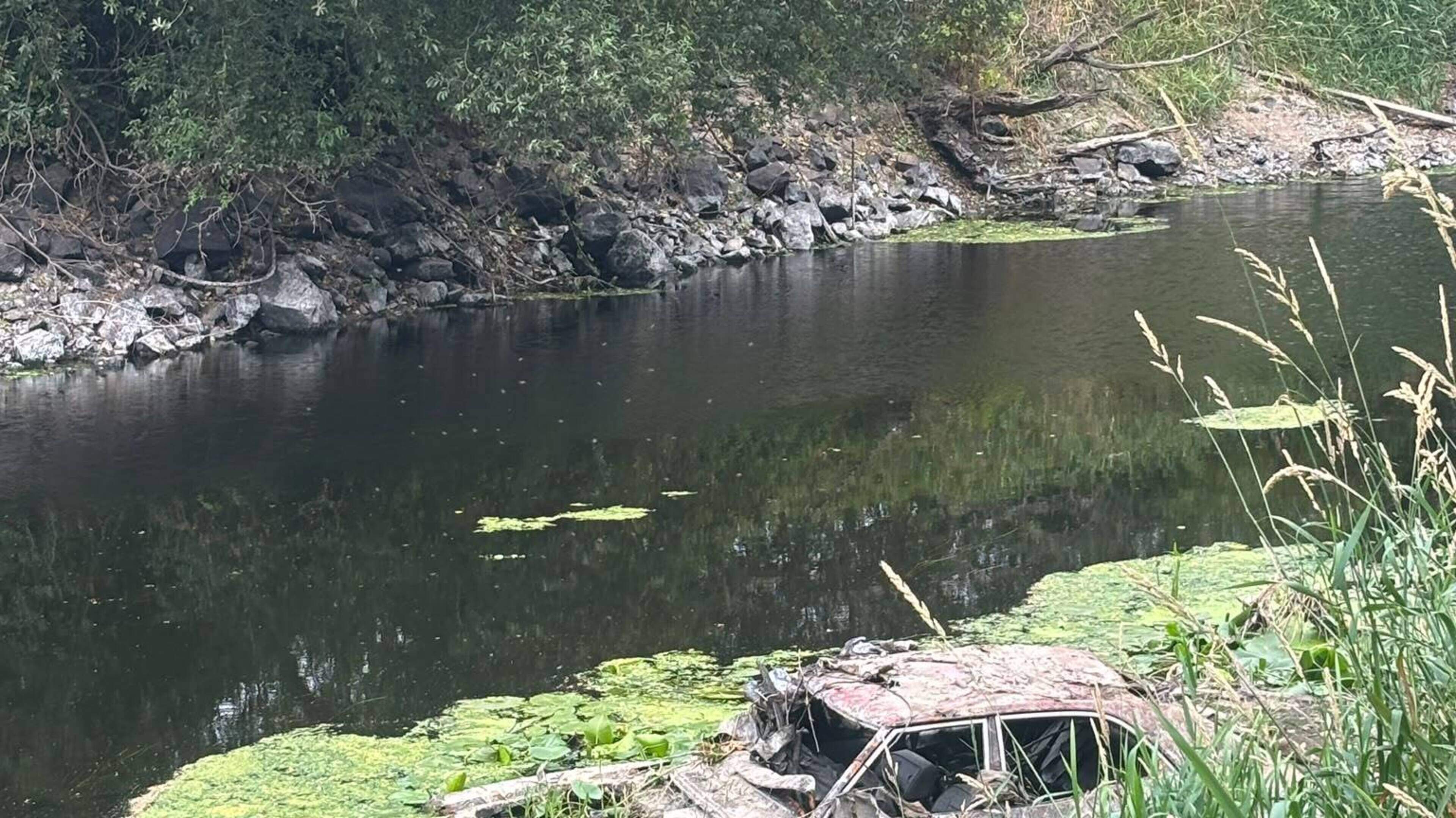 Consejo y Stormont "pasando el dólar" sobre el coche tirado en River Lagan hace más de 40 años
