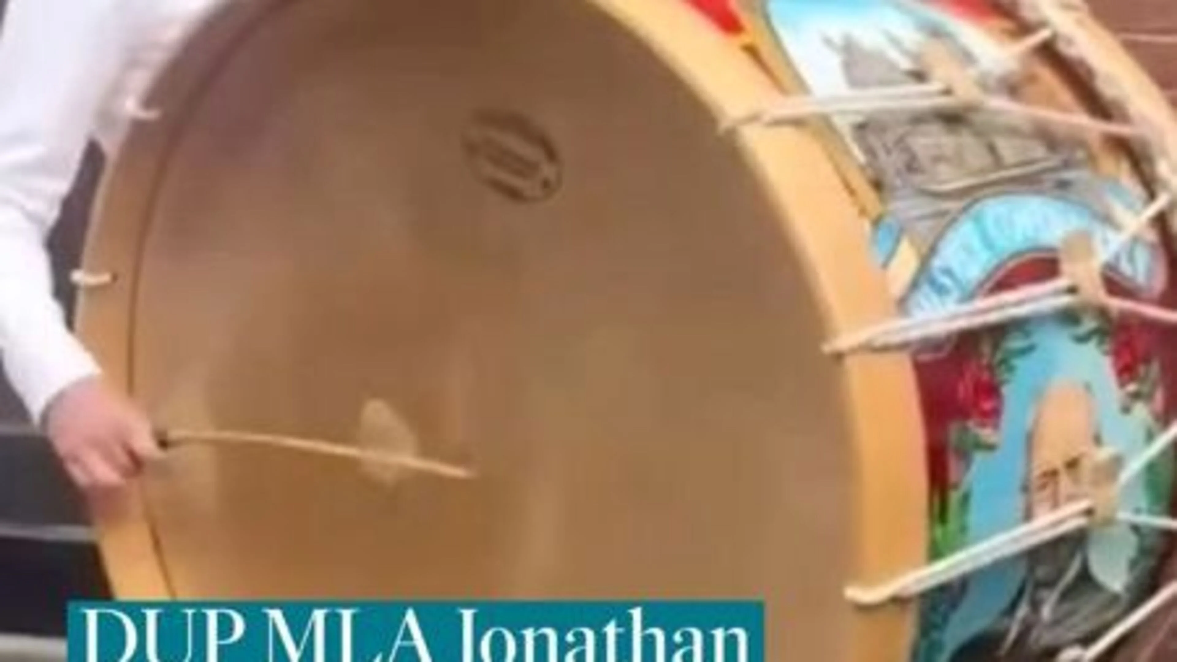 LE DUP MLA joue Lambeg Drum comme Flakeh Cheoil na hÉireann célébrations continuent