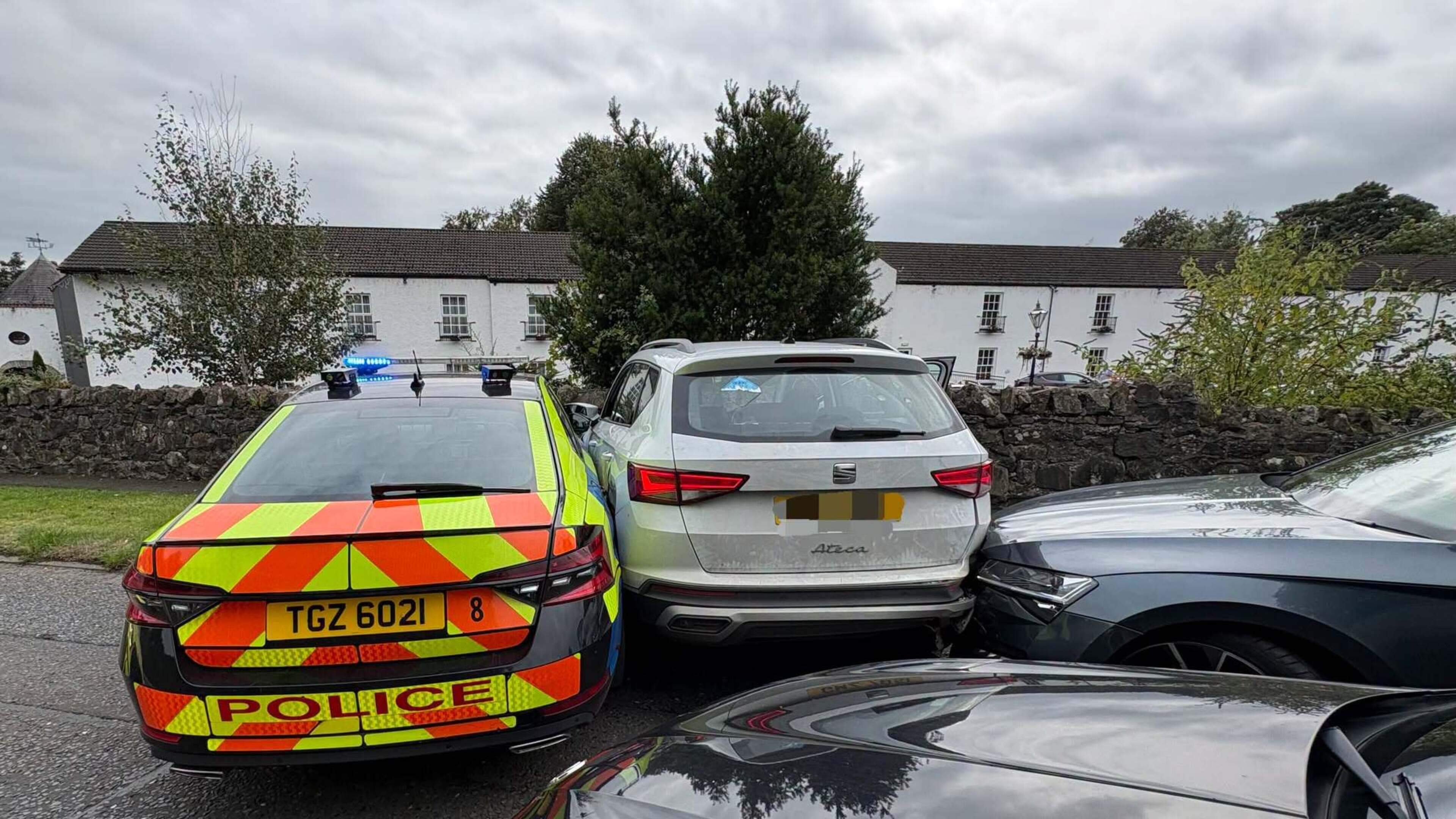 Deux policiers blessés et plusieurs voitures endommagées après la poursuite de la Co Antrim