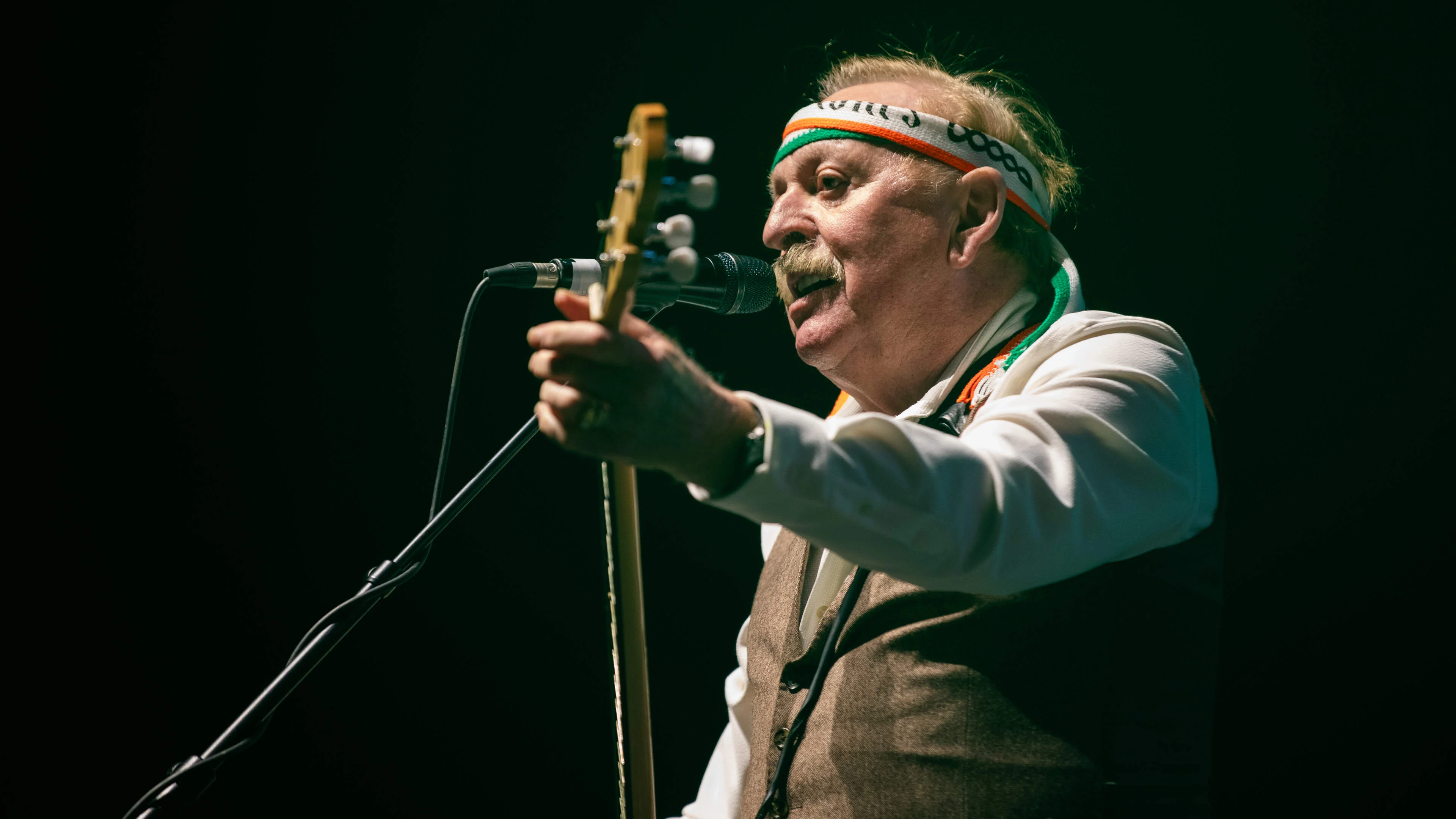 Wolfe Tones singer’s defamation case against RTÉ over ‘Liveline’ clash with Joe Duffy over IRA chants at Belfast gig is settled
