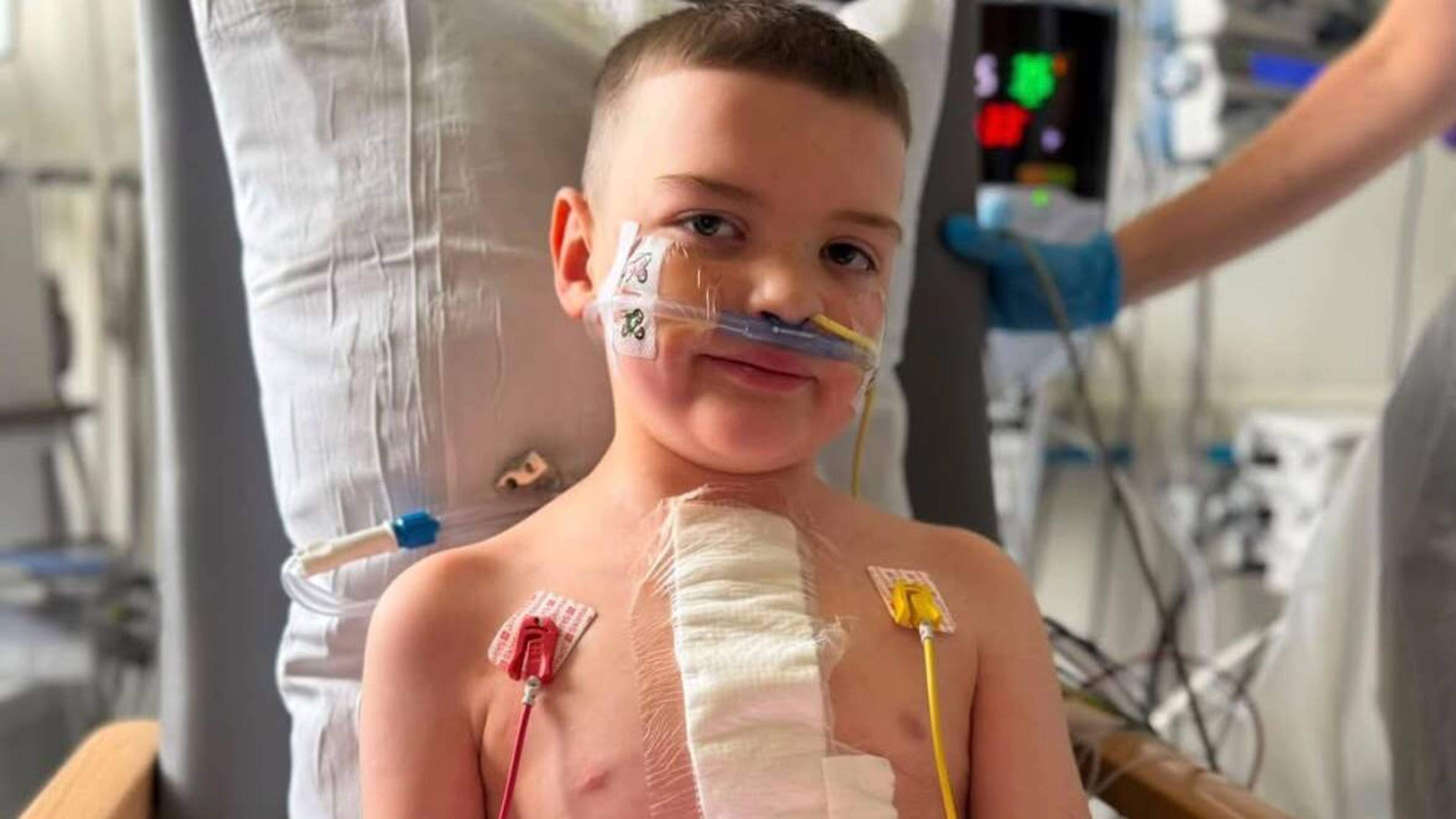 Belfast schoolboy Dáithí Mac Gabhann reçoit une greffe de coeur salvatrice après huit ans d'attente