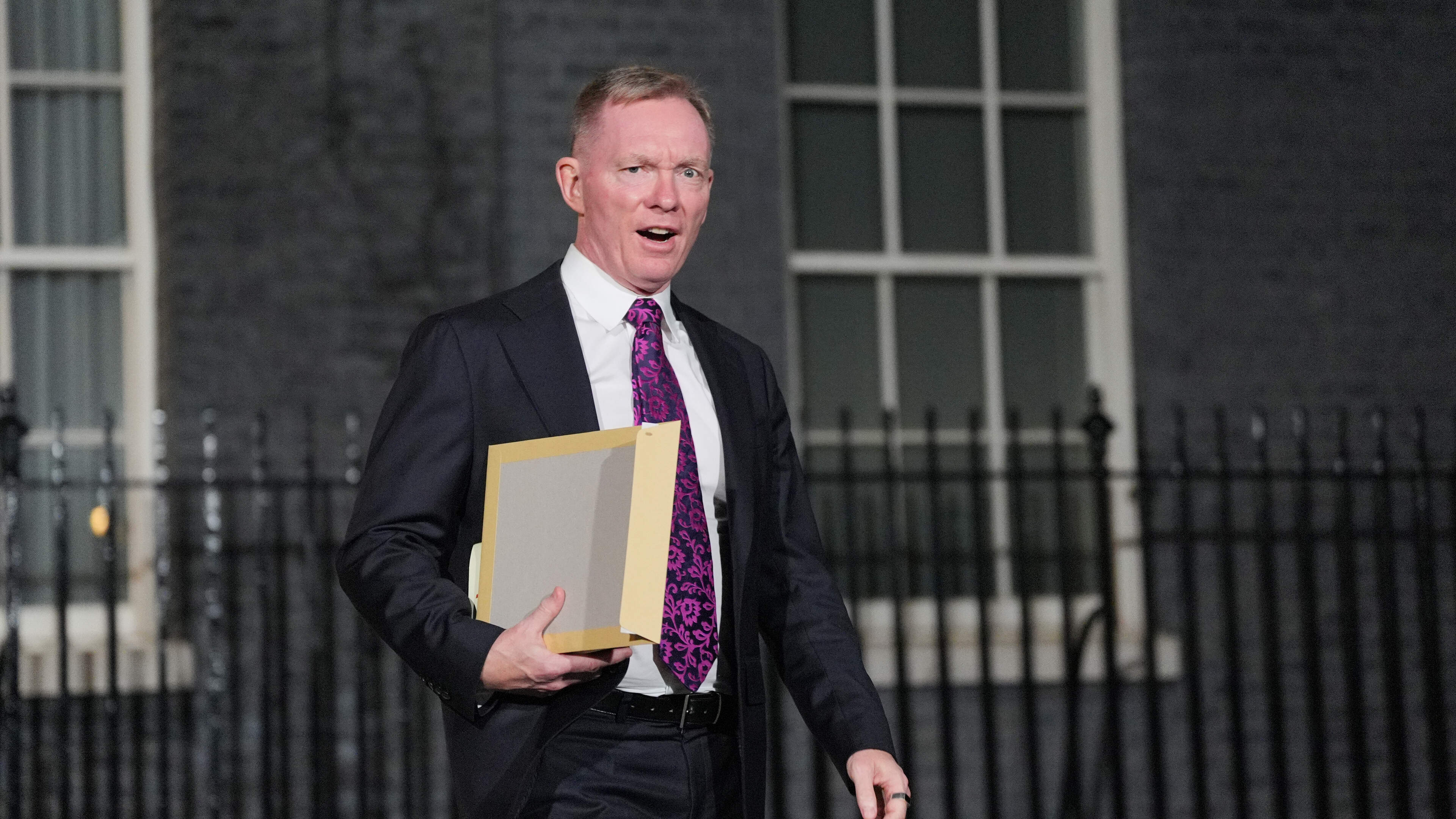 Qui est Chris Bryant ? Le nouveau secrétaire de l'NI est un ancien prêtre gay, un croisé anti-hacking, et survivant de violences sexuelles et de cancer