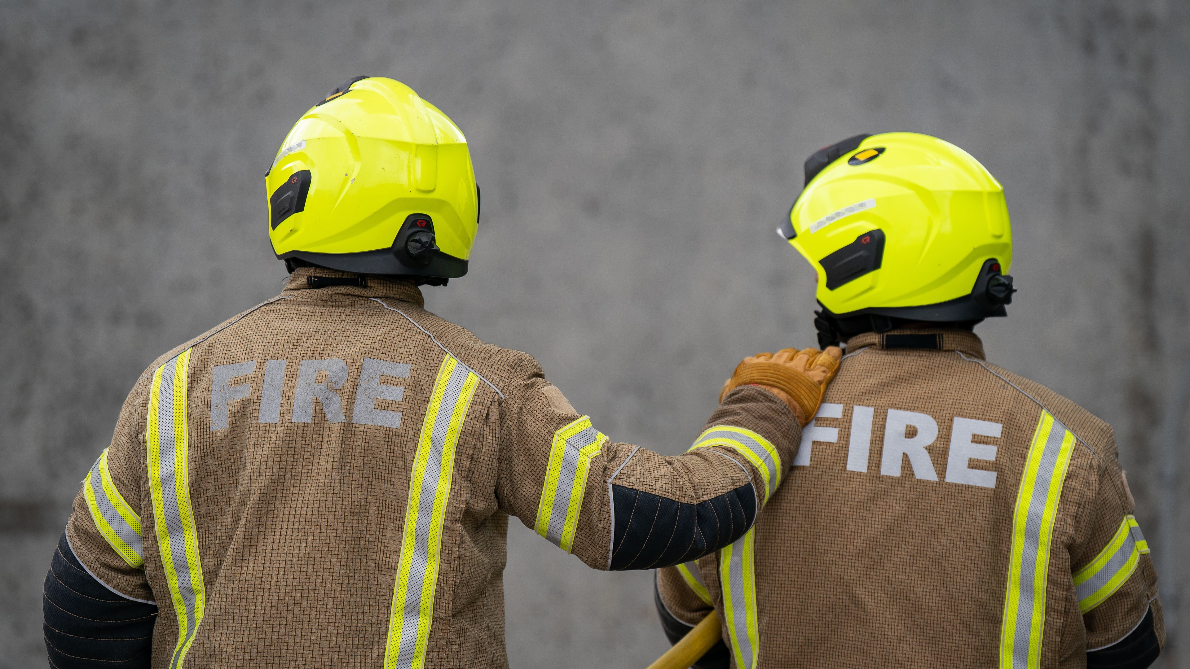 Un homme trouvé mort dans une voiture en feu