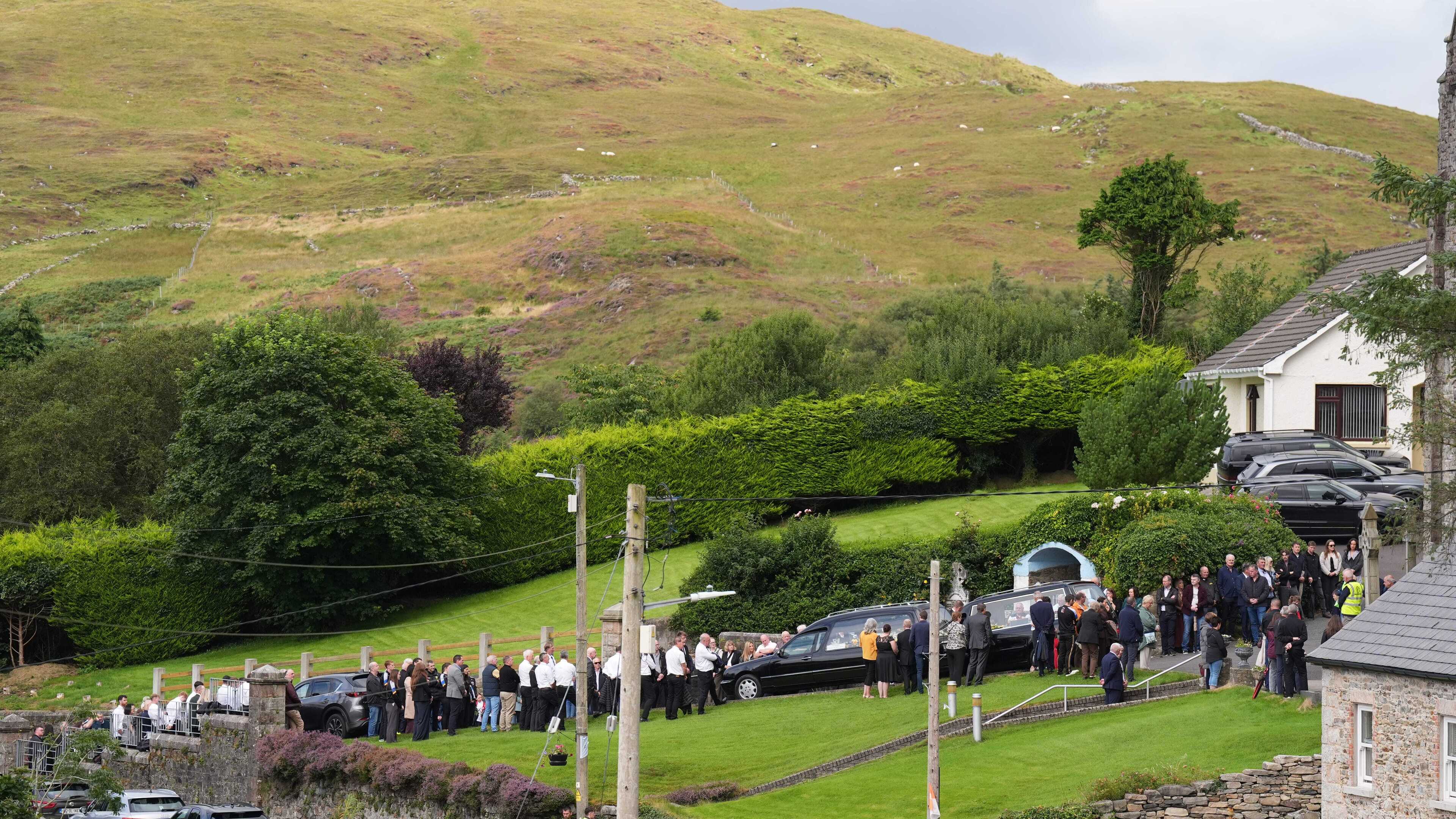Les morts de McHugh ont jeté des nuages sombres sur Donegal, des oreilles funéraires