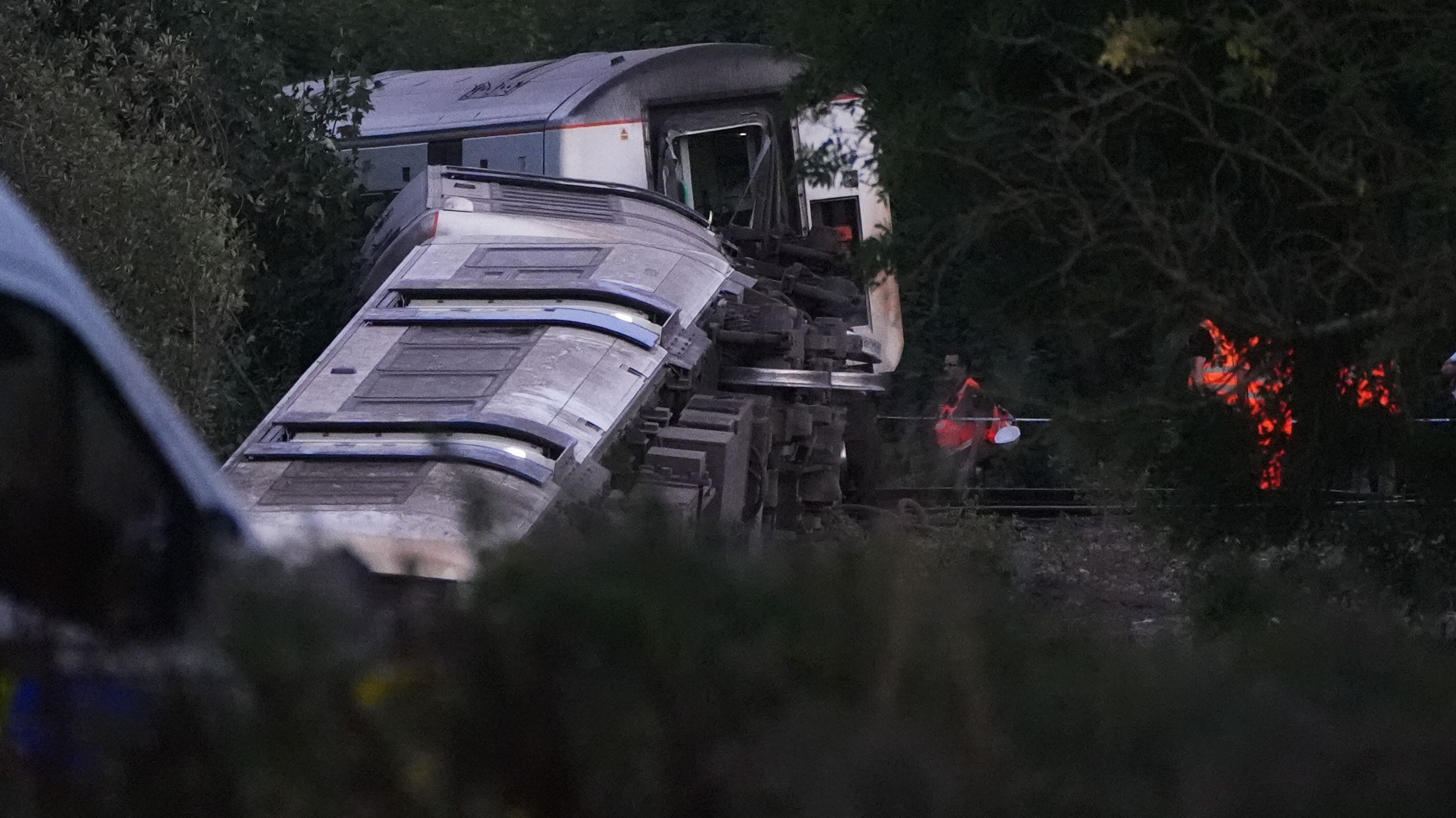 Deux personnes ont été gravement blessées alors que les patrons du rail lancent une sonde dans le déraillement du train