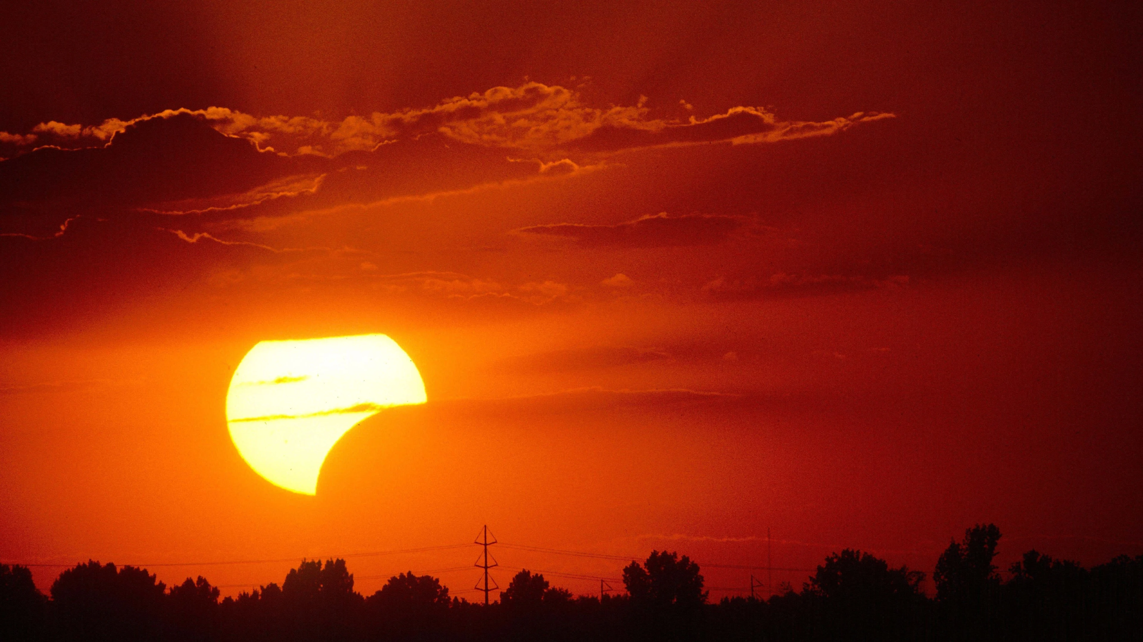 Comment voir mercredi l'éclipse solaire en toute sécurité? Utilisez une calandre, dit l'expert