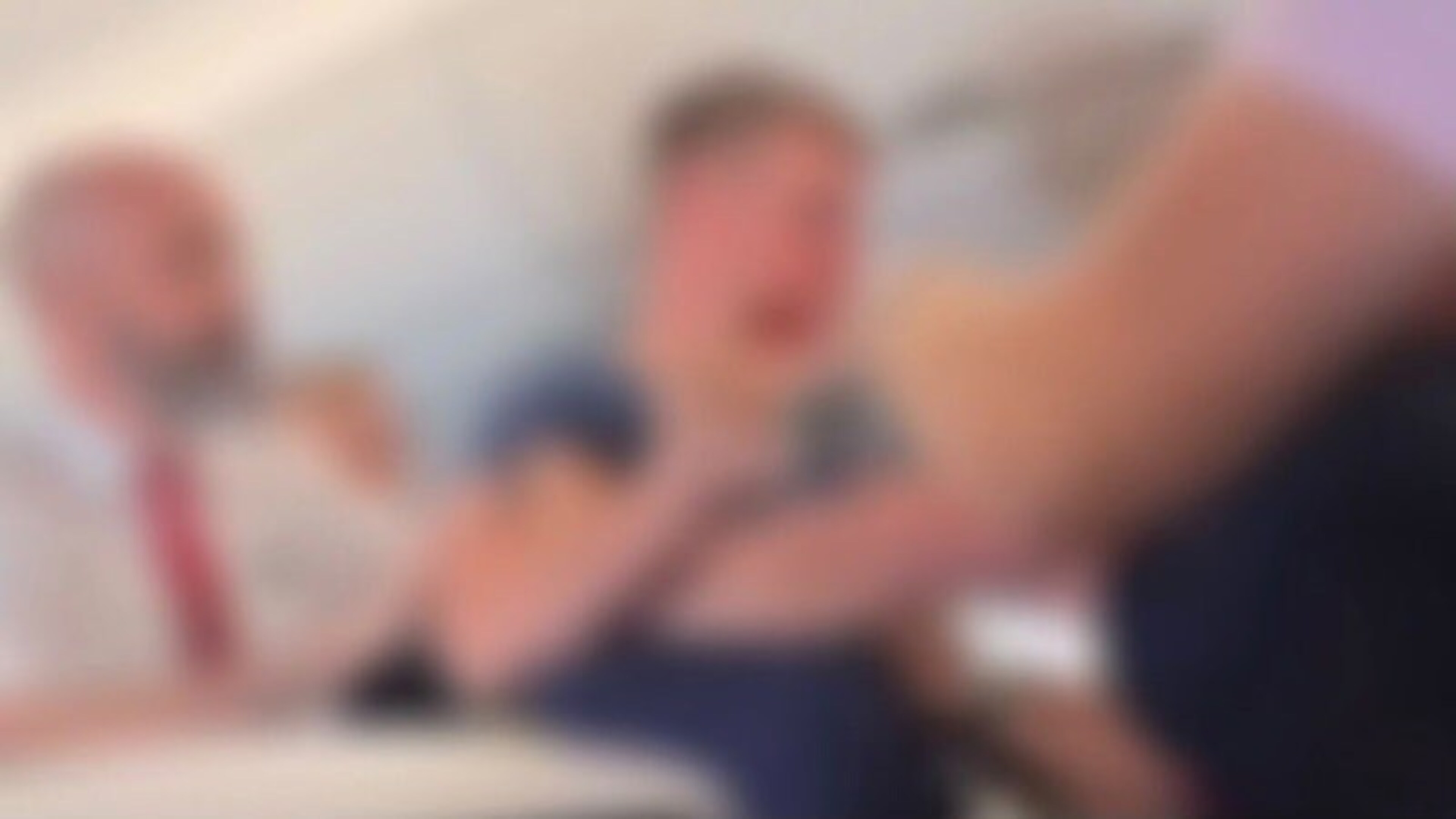 Des images choquantes montrent que l'Irlandais est arrêté en vol alors que l'avion tente de décoller