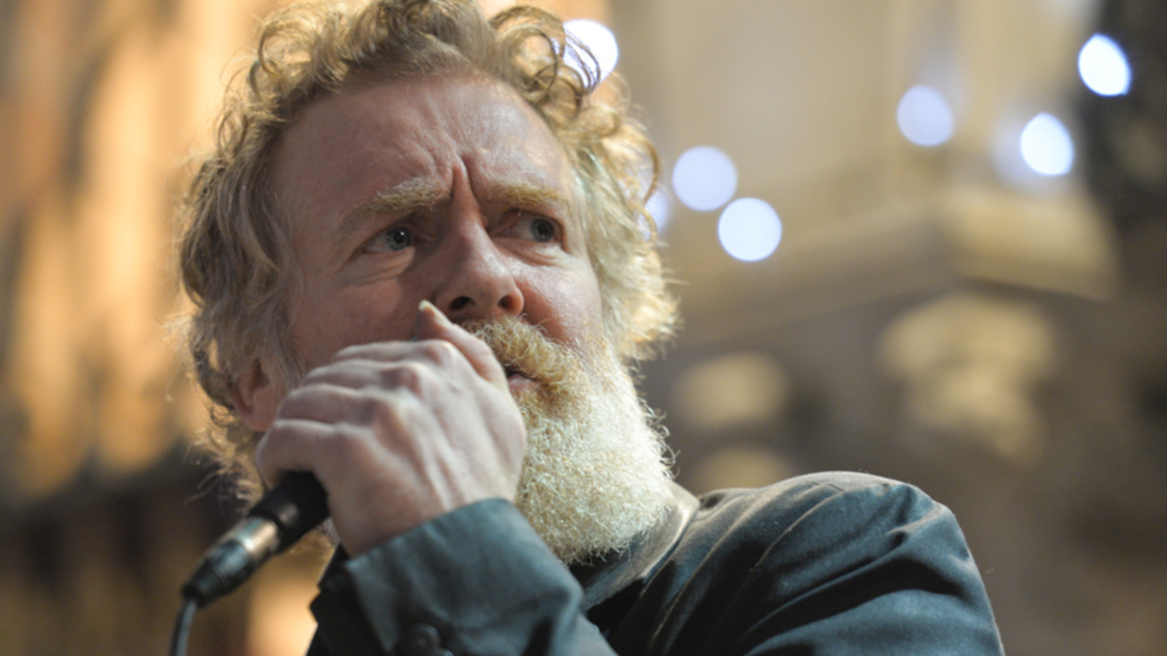 Le passant qui a trouvé le musicien Glen Hansard après un accident de moto a téléphoné frénétiquement à l'aide