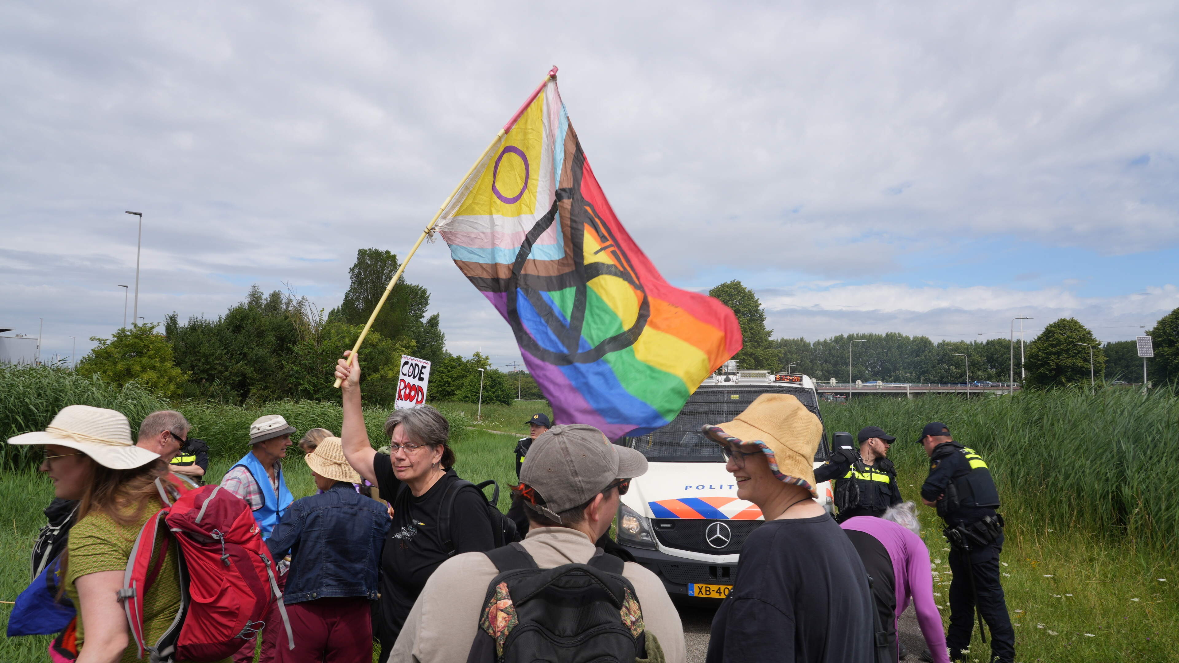 Activists blocked a section of the A12 between Utrecht and Nieuwegein on Saturday afternoon after the mayor banned the protest