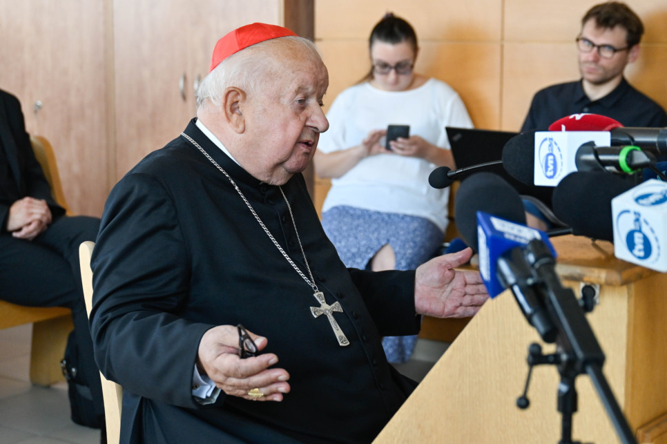 Cardinal Dziwisz au tribunal. Il a témoigné dans un procès intenté par la victime d'un prêtre pédophile